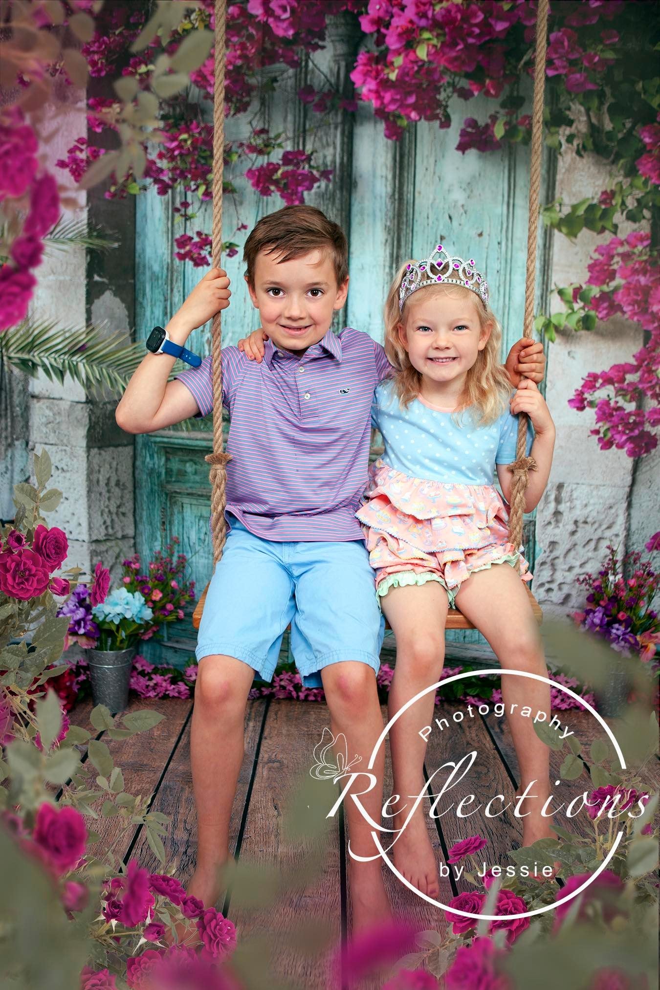 Kate青いドア赤い花の風景コンクリートの背景