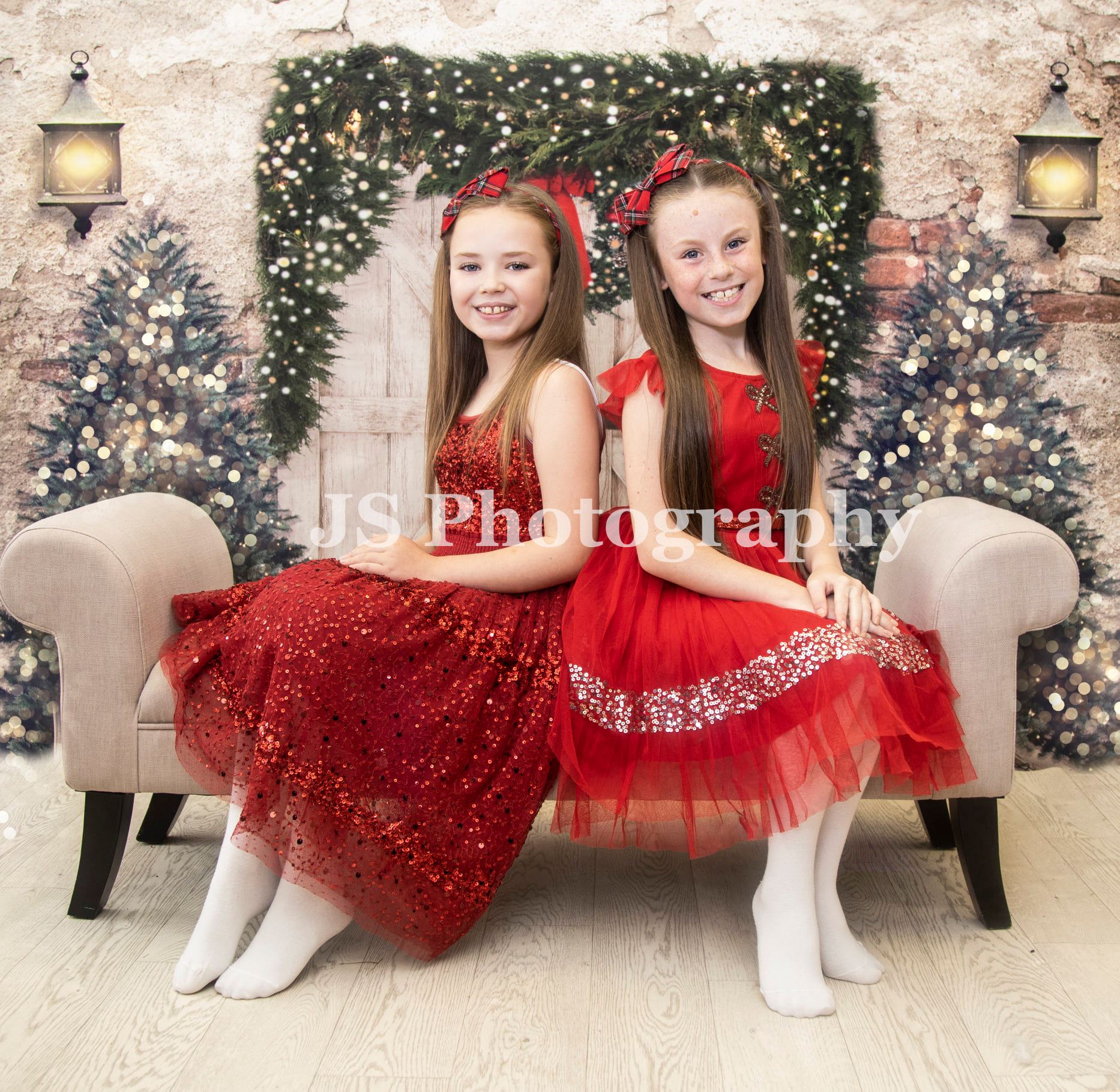 Kate クリスマスの背景レンガの壁のドアとクリスマスツリー