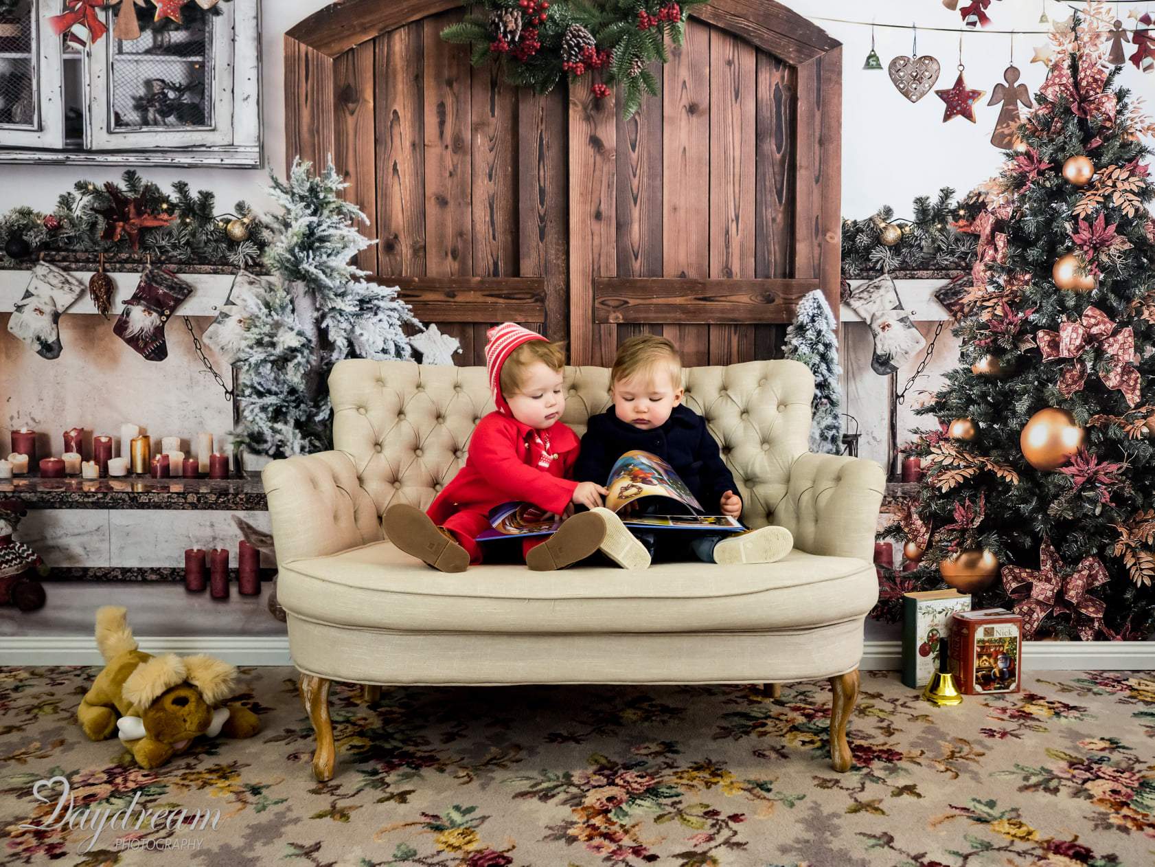 Kate写真撮影のためのクリスマスツリーの納屋のドアの背景