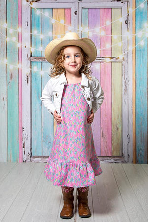 子供のための窓のイースターの背景とケイトの誕生日の赤ちゃんカラフルな木製の壁