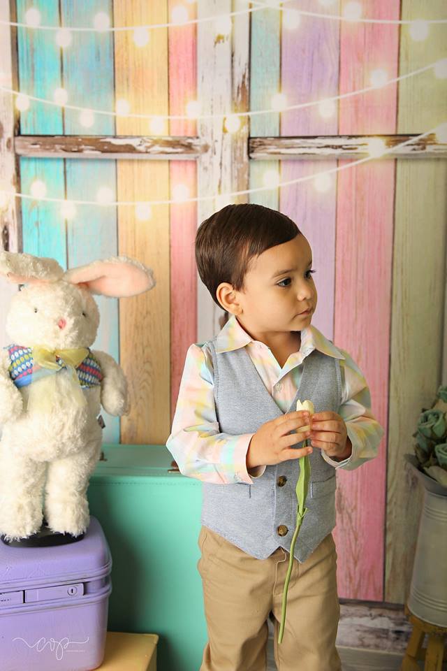 子供のための窓のイースターの背景とケイトの誕生日の赤ちゃんカラフルな木製の壁