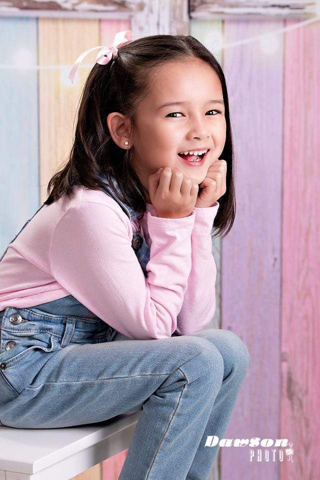 子供のための窓のイースターの背景とケイトの誕生日の赤ちゃんカラフルな木製の壁