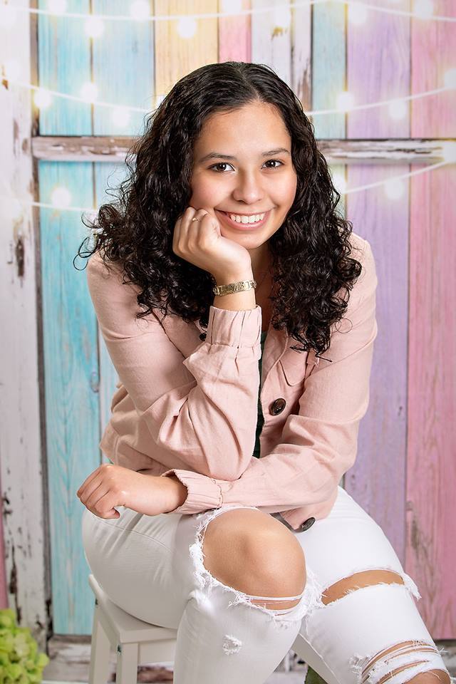 子供のための窓のイースターの背景とケイトの誕生日の赤ちゃんカラフルな木製の壁