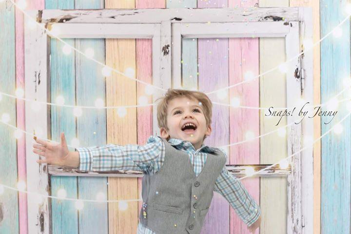 子供のための窓のイースターの背景とケイトの誕生日の赤ちゃんカラフルな木製の壁