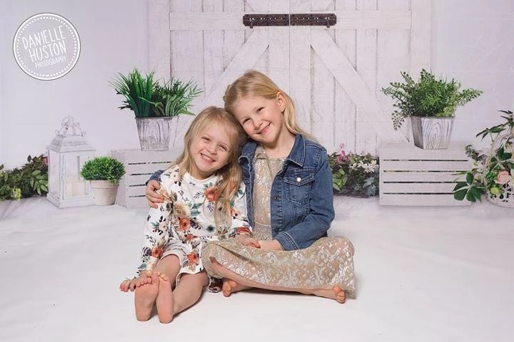 Kate春/イースターの白い納屋のドアの背景布 のデザインです JS Photography