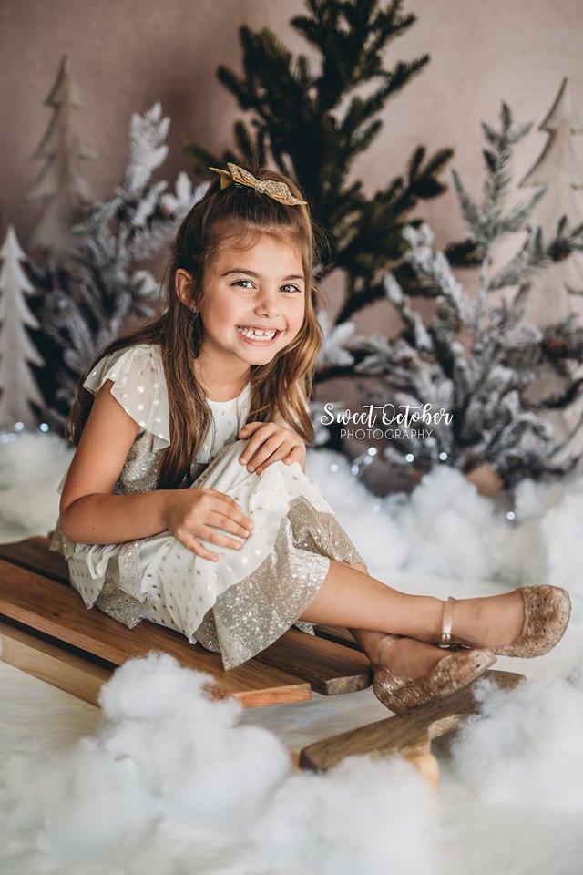 Kate 雪のクリスマスの背景に松の木設計されたMandy Ringe Photography