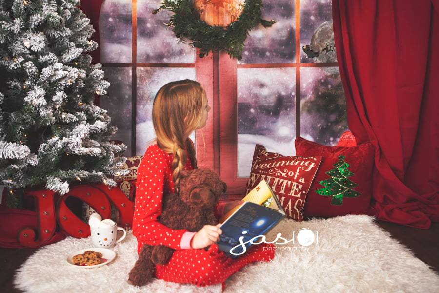 Kate クリスマスウィンドウの赤いカーテンの背景