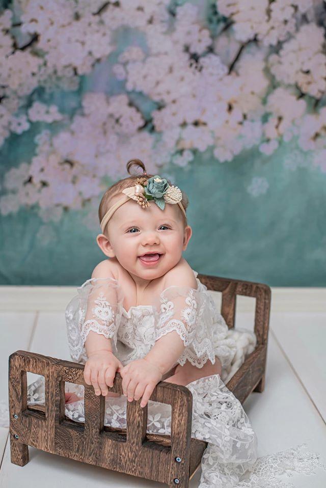Kate 子供のための白い花の背景とレトロなスタイルの緑