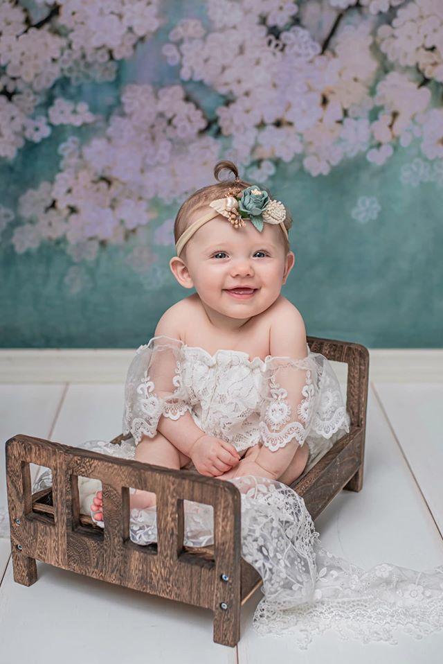 Kate 子供のための白い花の背景とレトロなスタイルの緑