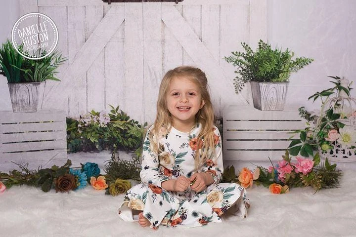 Kate春/イースターの白い納屋のドアの背景布 のデザインです JS Photography