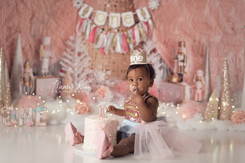 Kateクリスマスのピンクとゴールドのくるみ割り人形の背景Mandy Ringe 写真撮影