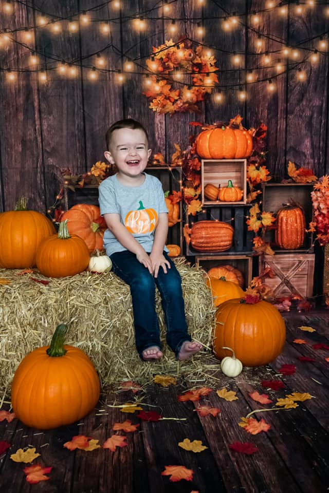 Kateハロウィーンのカボチャの背景の秋