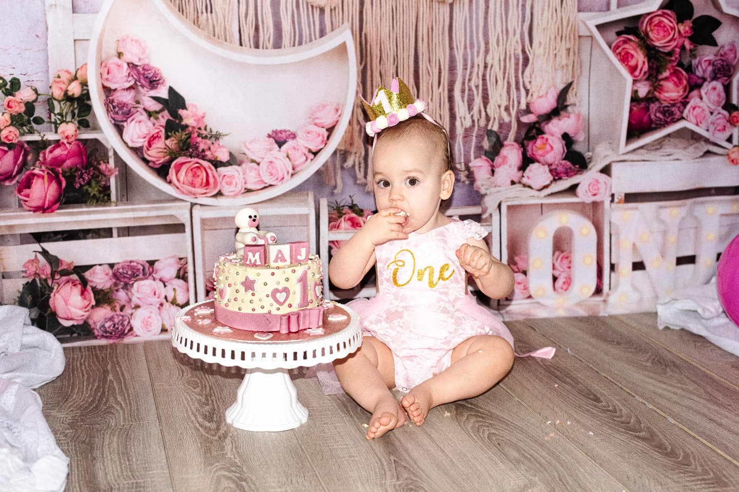 写真撮影のためのkateつのケーキスマッシュ背景の花