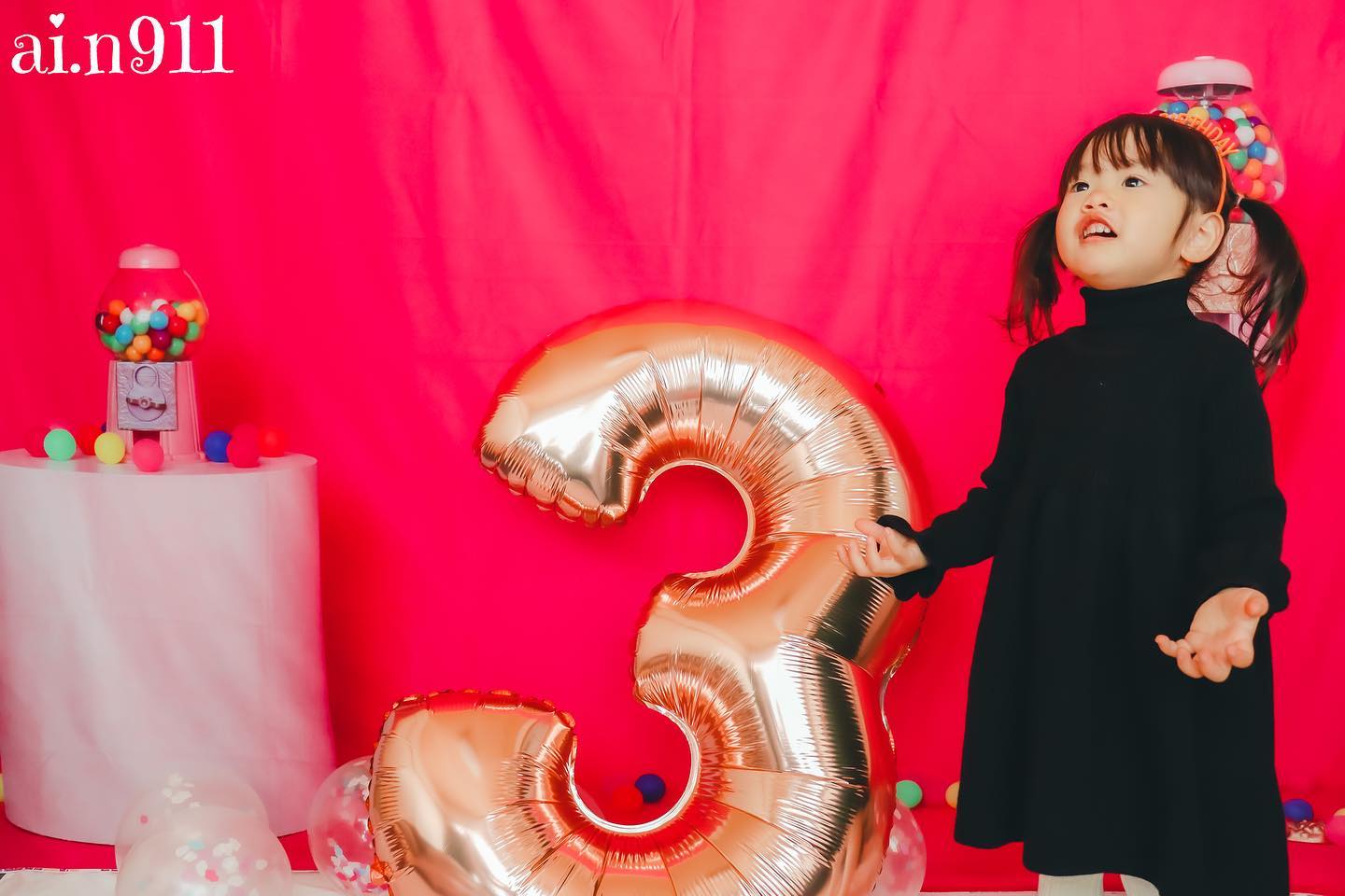 kateケーキスマッシュパーティーの背景ピンクのガムボール写真撮影のための楽しい誕生日