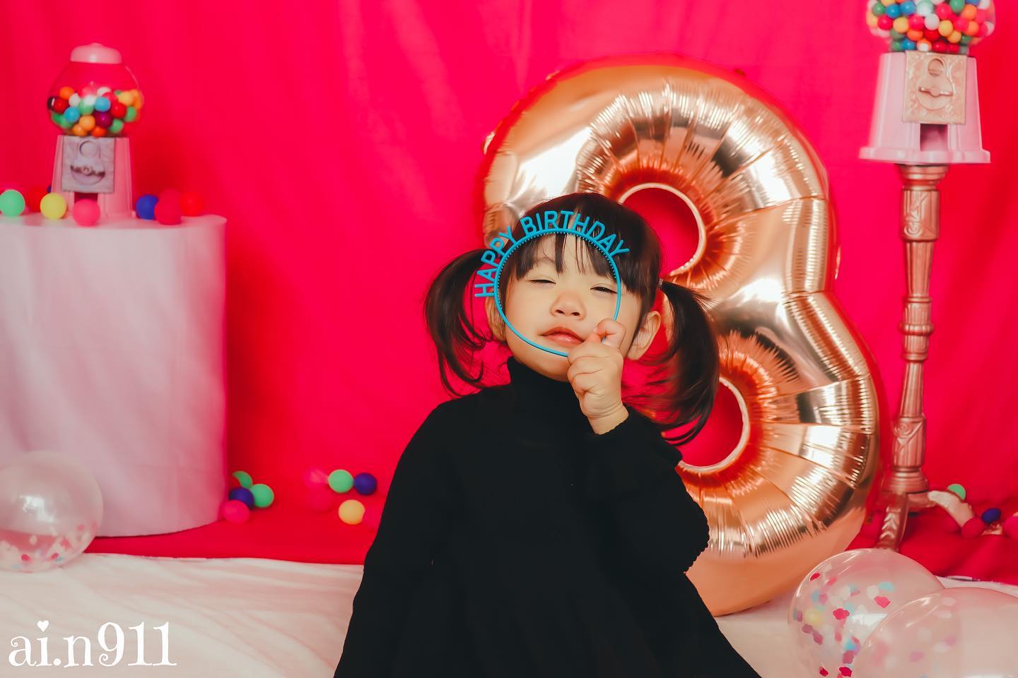 kateケーキスマッシュパーティーの背景ピンクのガムボール写真撮影のための楽しい誕生日