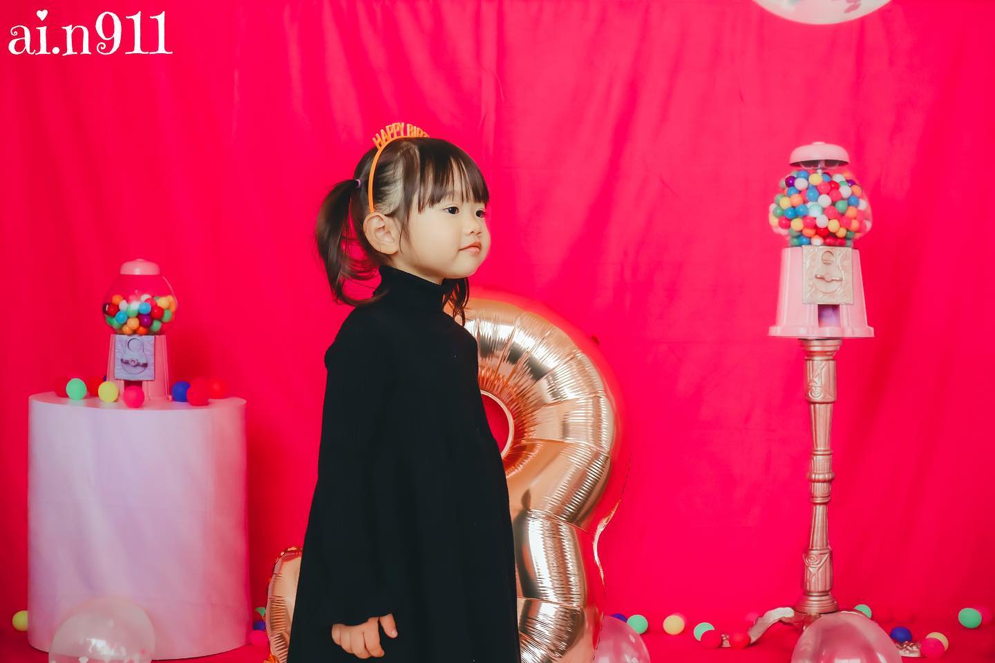 kateケーキスマッシュパーティーの背景ピンクのガムボール写真撮影のための楽しい誕生日