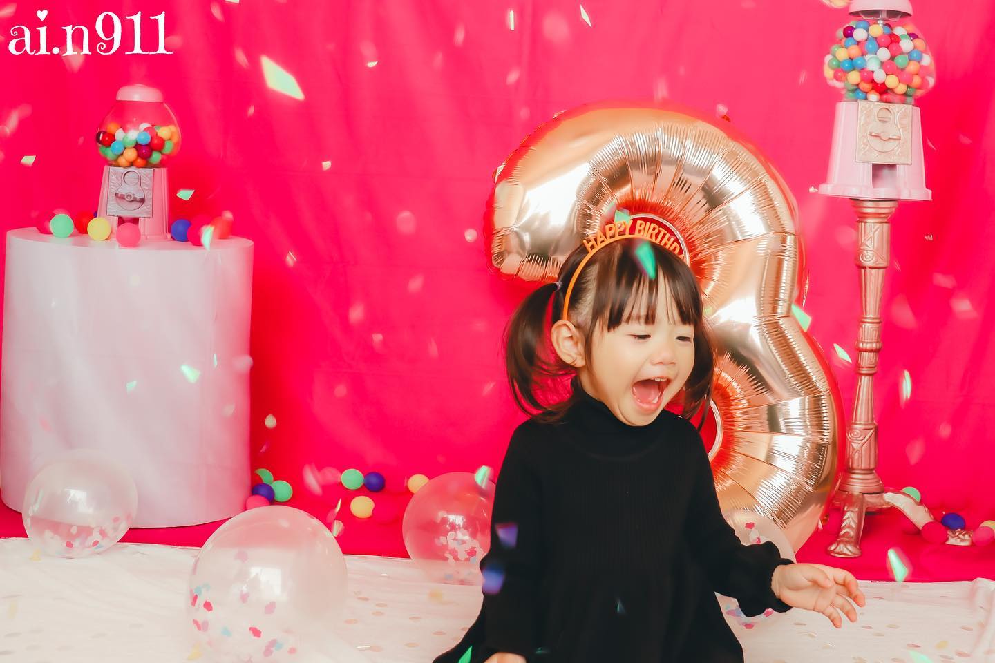 kateケーキスマッシュパーティーの背景ピンクのガムボール写真撮影のための楽しい誕生日