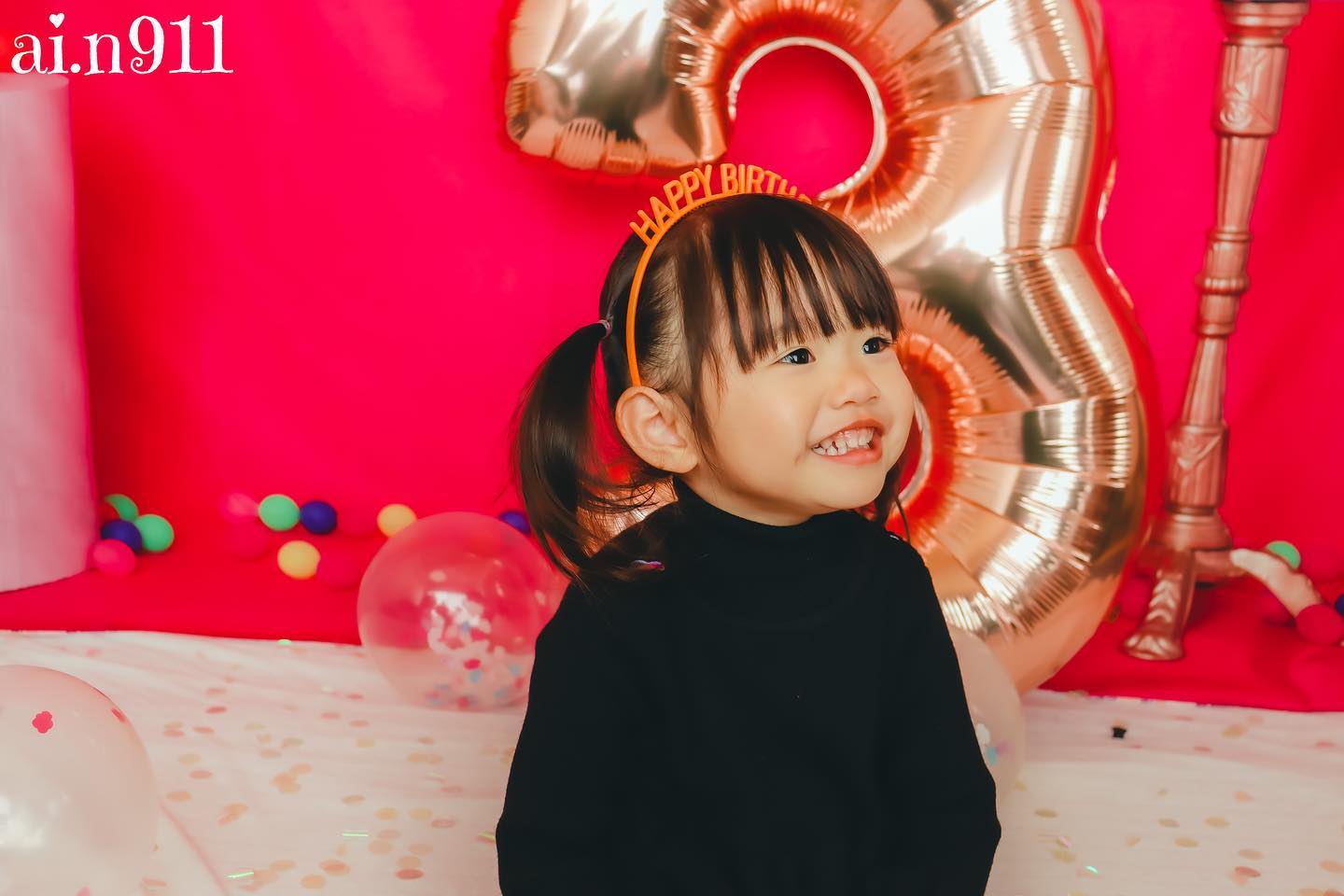 kateケーキスマッシュパーティーの背景ピンクのガムボール写真撮影のための楽しい誕生日