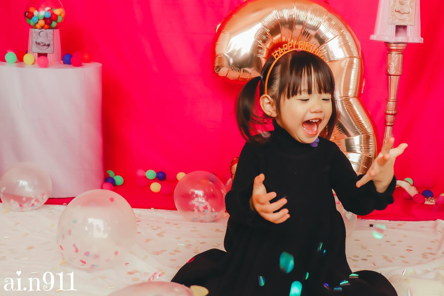 kateケーキスマッシュパーティーの背景ピンクのガムボール写真撮影のための楽しい誕生日