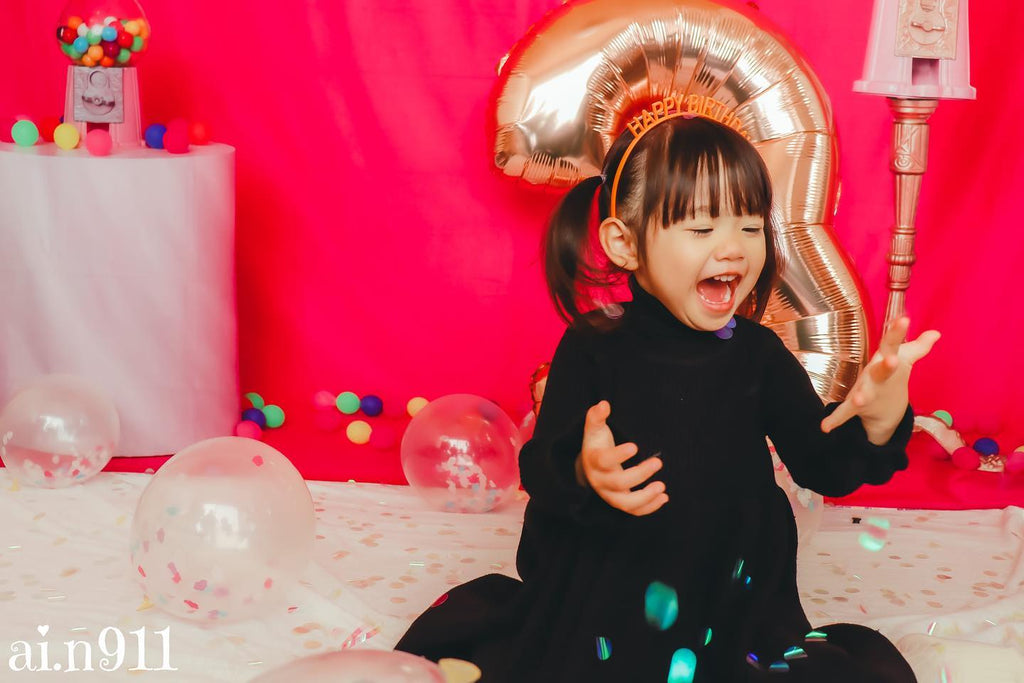 kateケーキスマッシュパーティーの背景ピンクのガムボール写真撮影のための楽しい誕生日