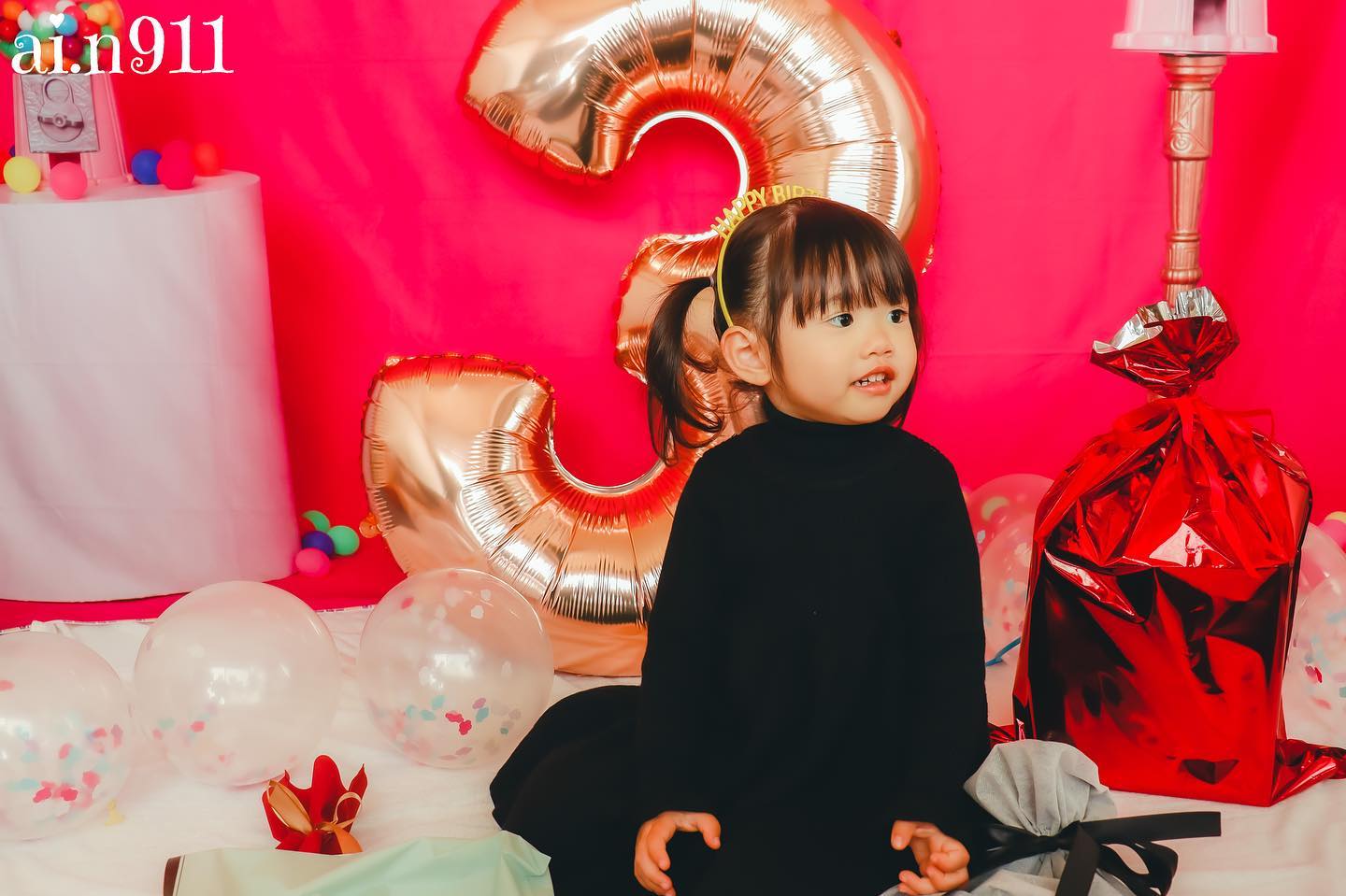 kateケーキスマッシュパーティーの背景ピンクのガムボール写真撮影のための楽しい誕生日