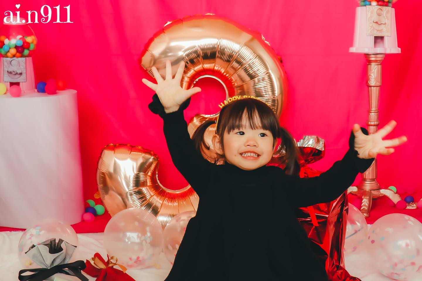 kateケーキスマッシュパーティーの背景ピンクのガムボール写真撮影のための楽しい誕生日