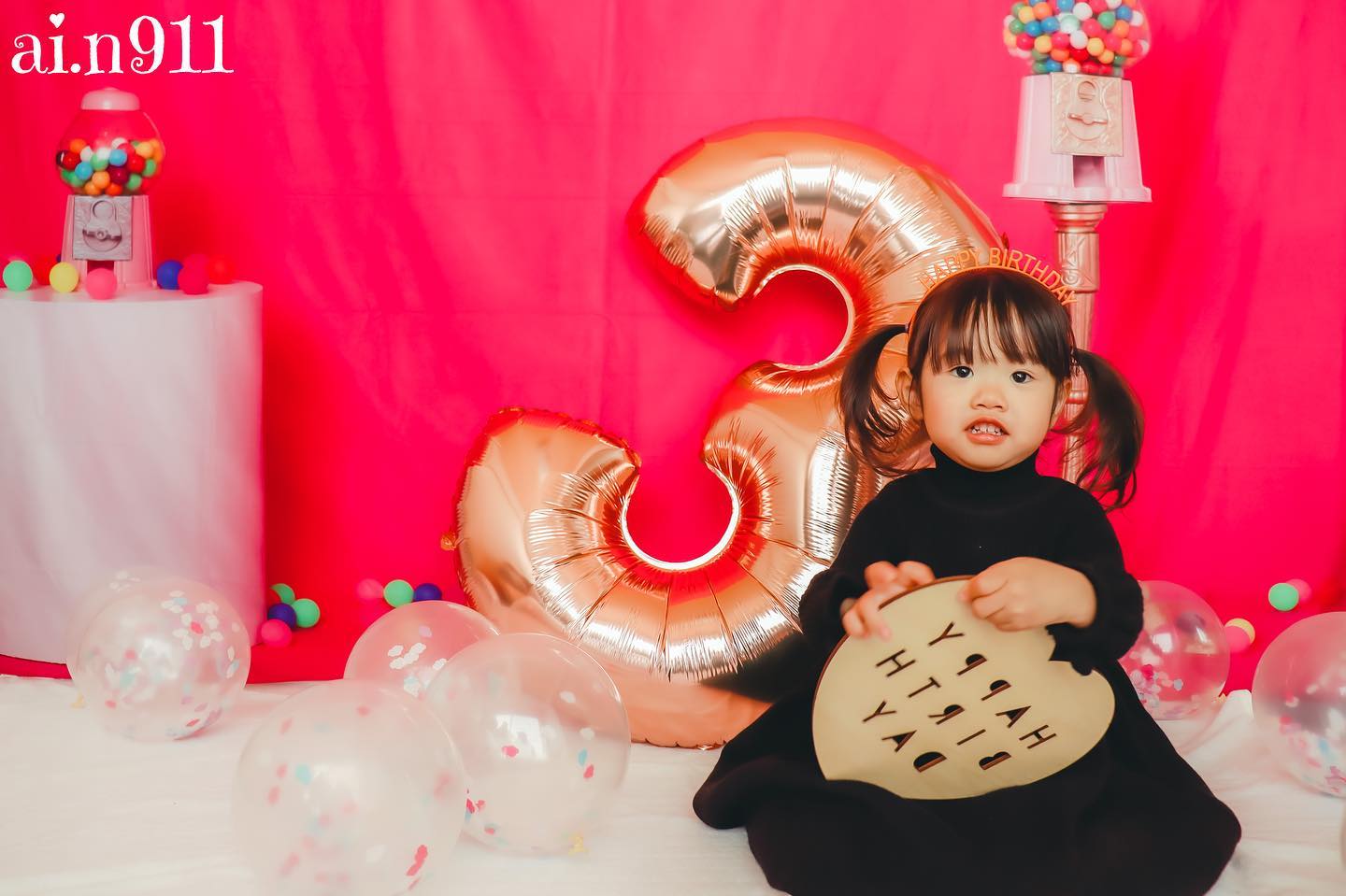 kateケーキスマッシュパーティーの背景ピンクのガムボール写真撮影のための楽しい誕生日