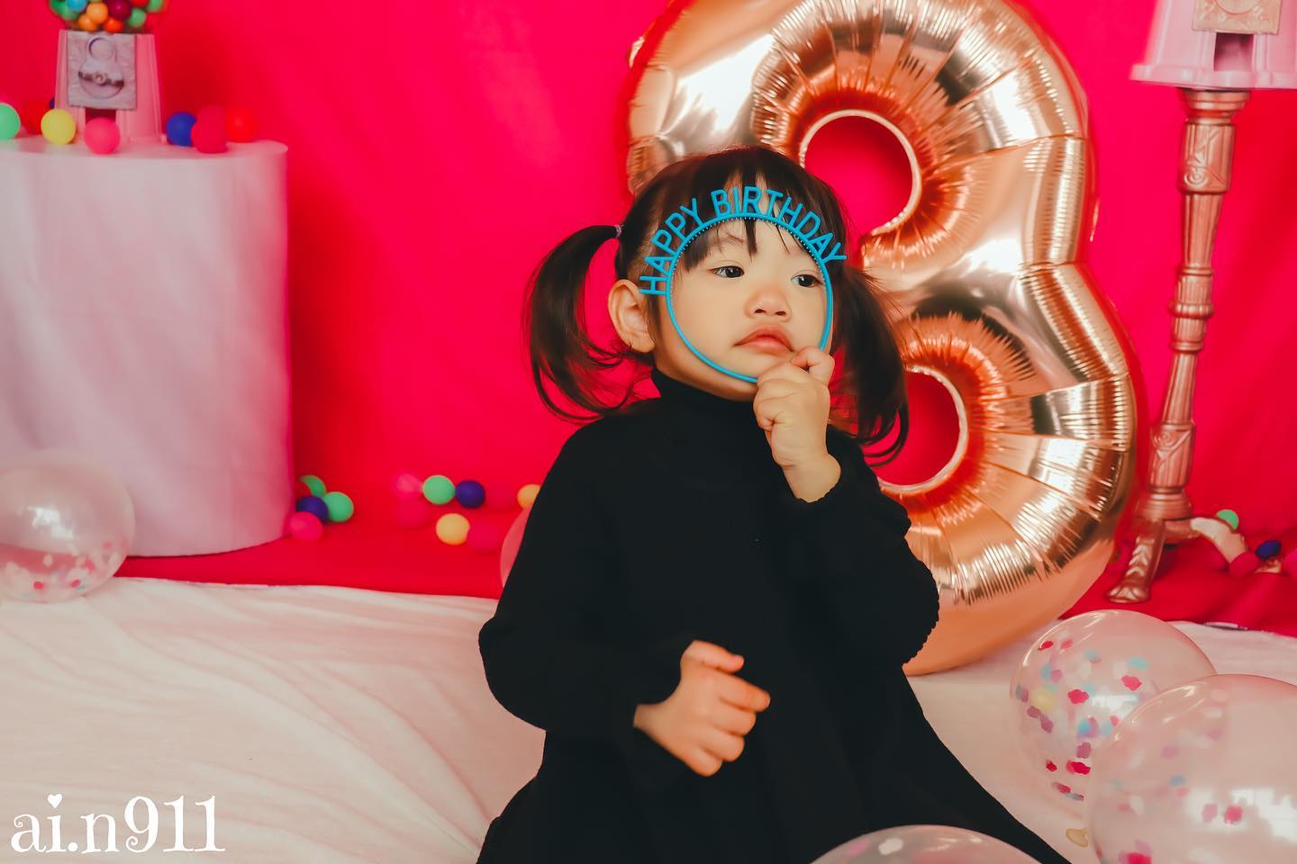 kateケーキスマッシュパーティーの背景ピンクのガムボール写真撮影のための楽しい誕生日