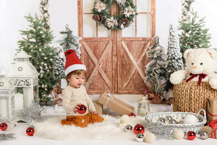 Emetselchによって設計されたkateつのクリスマスツリーの背景納屋のドアの木材