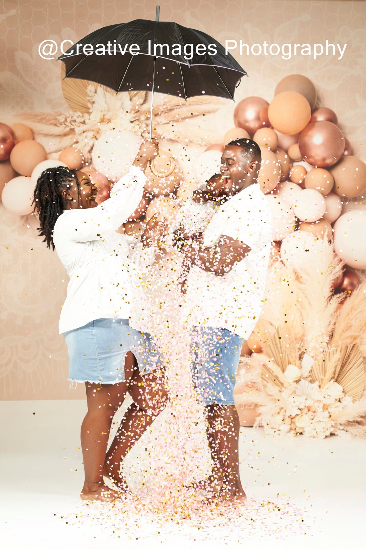 Kate写真撮影のための花の自由奔放に生きるクリーム色のバルーンレースパンパの背景Kerry Anderson設計