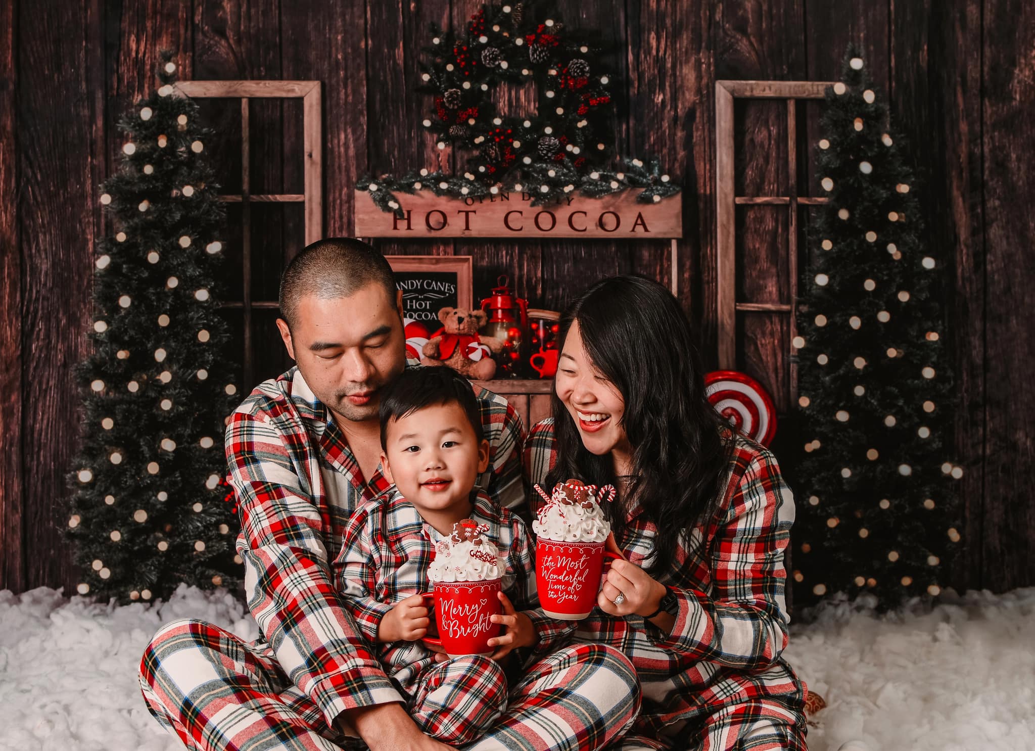 Kateクリスマス ツリーの背景冬のホット ココアEmetselchデザイン