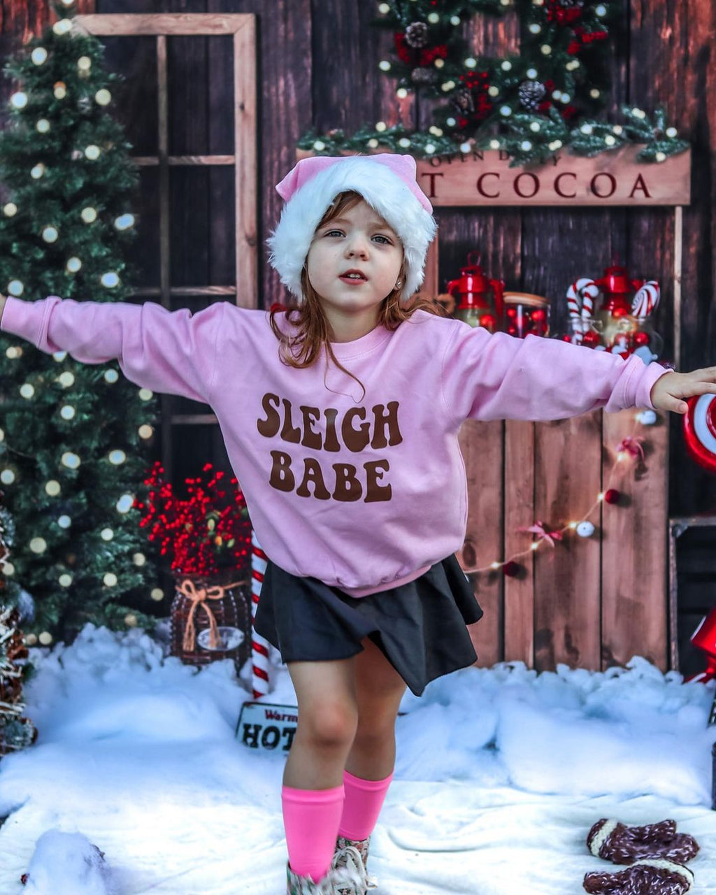 Kateクリスマス ツリーの背景冬のホット ココアEmetselchデザイン