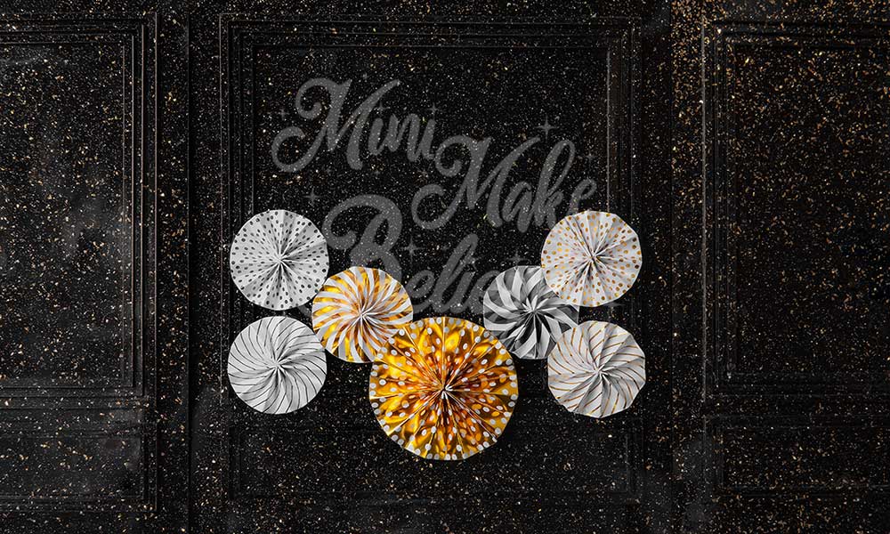 Kate ファンの新年の休日と光沢のある黒の背景キラキラ壁 by Mini MakeBelieve