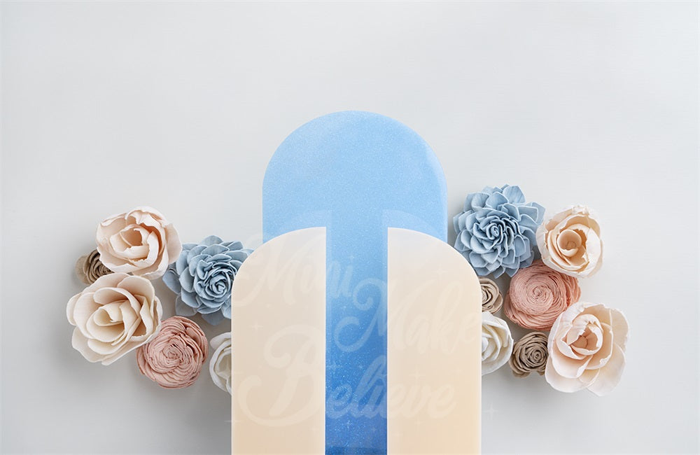 Kate 誕生日、バレンタイン、ケーキスマッシュの花とピーチ&ブルーパーティーアーチ壁by Mini MakeBelieve