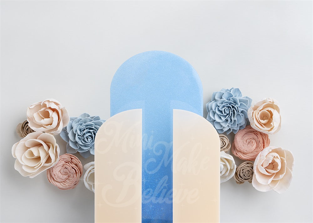 Kate 誕生日、バレンタイン、ケーキスマッシュの花とピーチ＆ブルーパーティーアーチ壁by Mini MakeBelieve