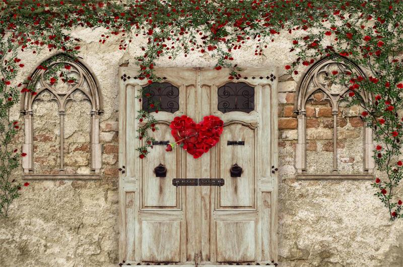 Kateバレンタインデーの背景レンガの壁写真撮影のための木製のドアの家