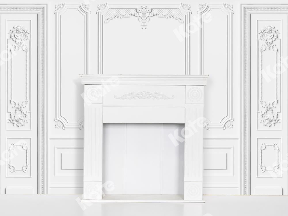 Kate白いヴィンテージ刻まれた壁の背景屋内暖炉Uta Mueller設計