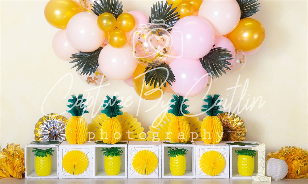 Katパイナップルバルーンガーランドの背景Caitlin Lynchデザイン