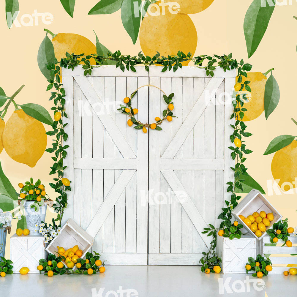Kate夏のレモンの背景白い納屋のドアUta Mueller設計