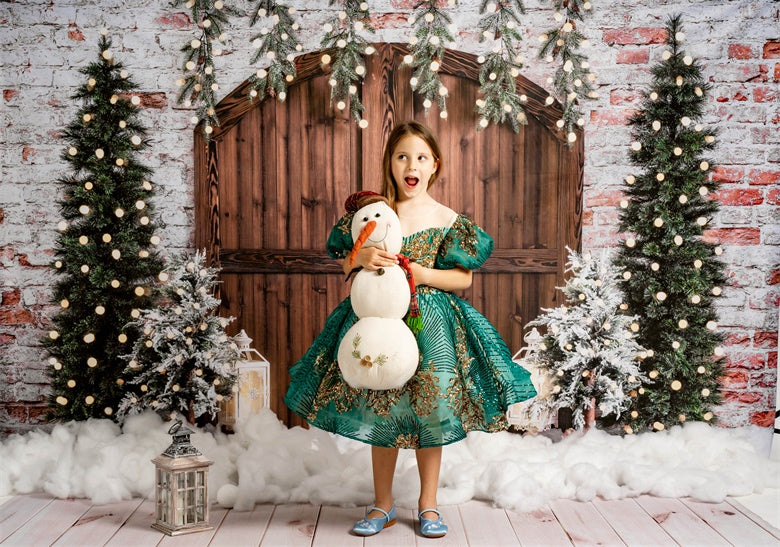 Kateクリスマスの背景納屋のドアれんが壁雪Emetselchデザイン