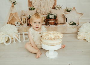 kate自由奔放に生きる納屋のドアデイジーの花の背景