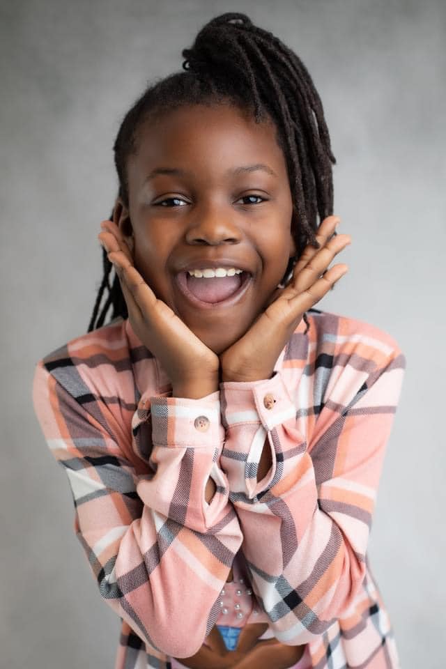 Kate 抽象的な灰色の肖像写真の背景