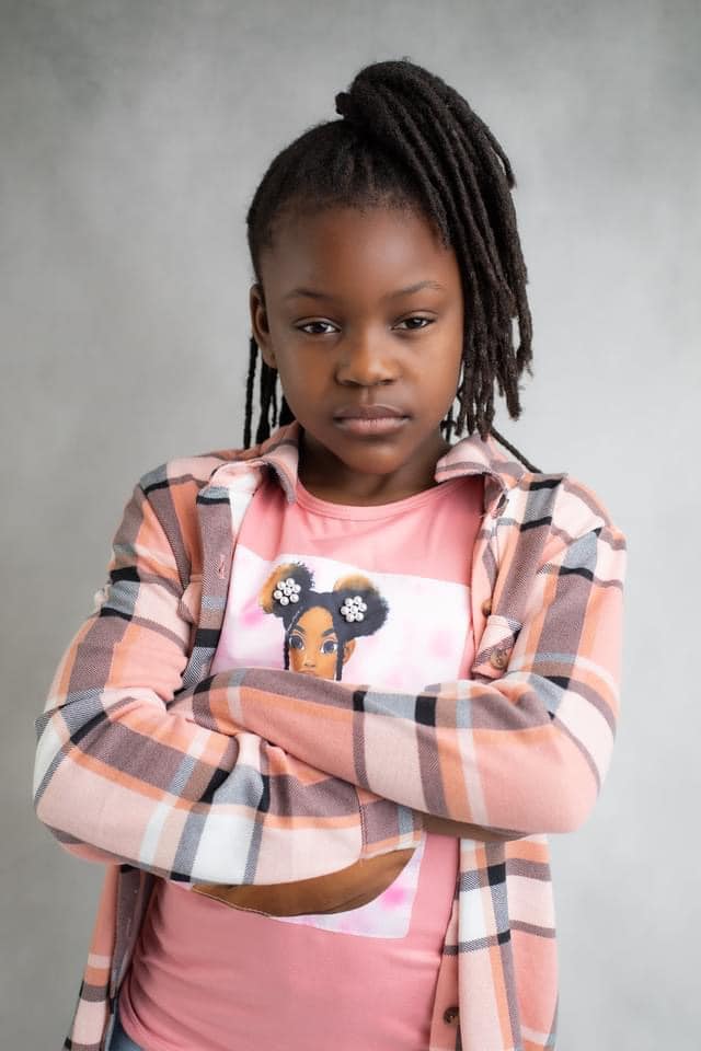 Kate 抽象的な灰色の肖像写真の背景