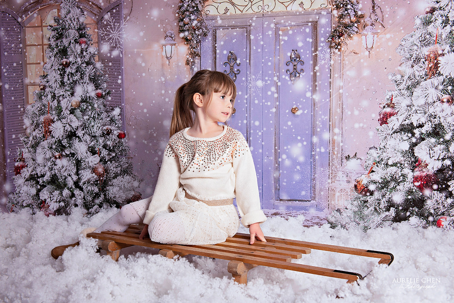 Kate 雪のクリスマスツリーの背景正面玄関