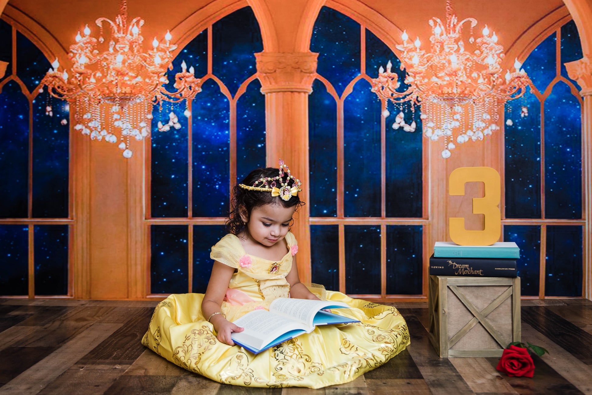 Kate窓のシャンデリアの背景JS Photography