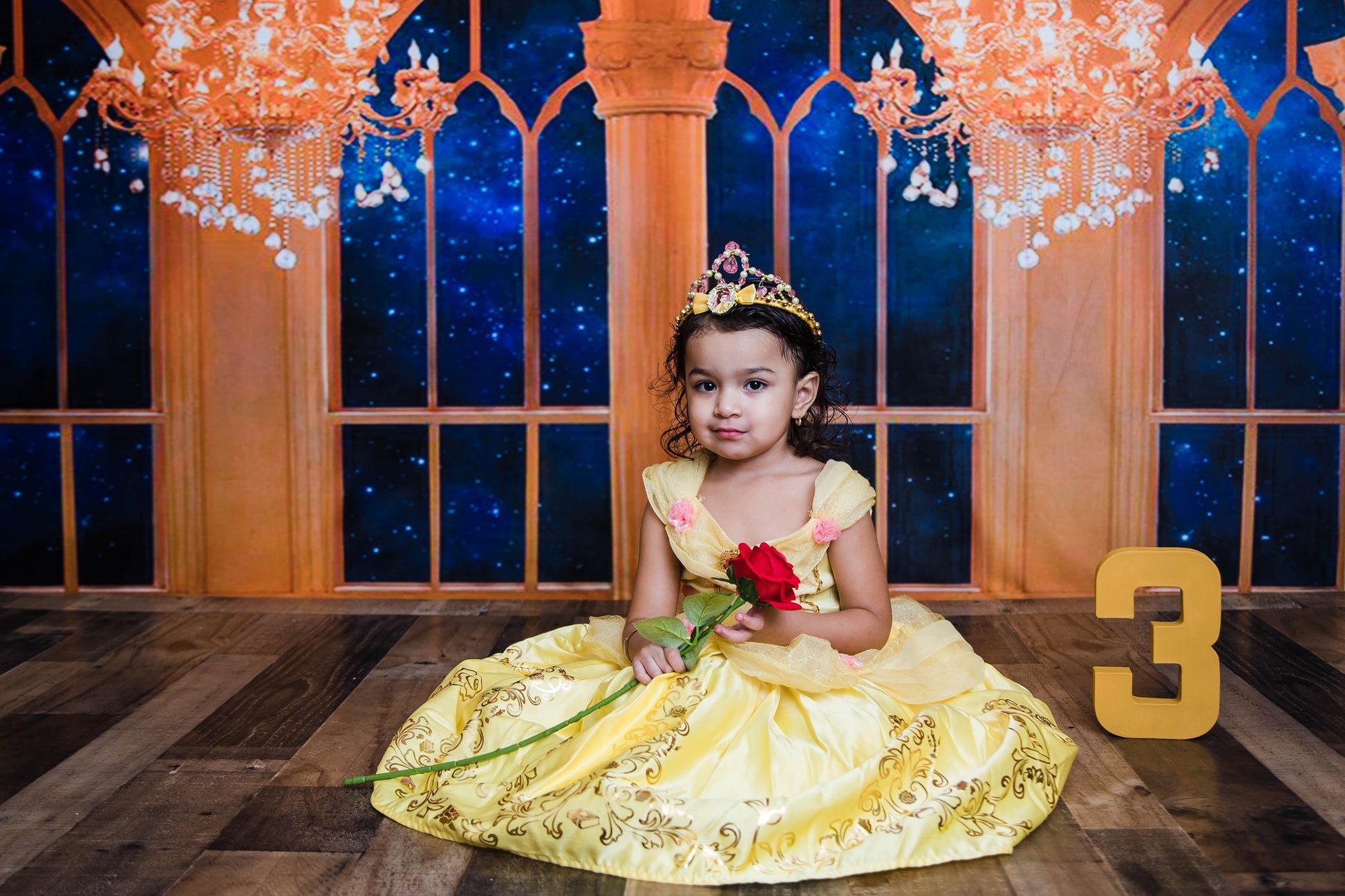 Kate窓のシャンデリアの背景JS Photography