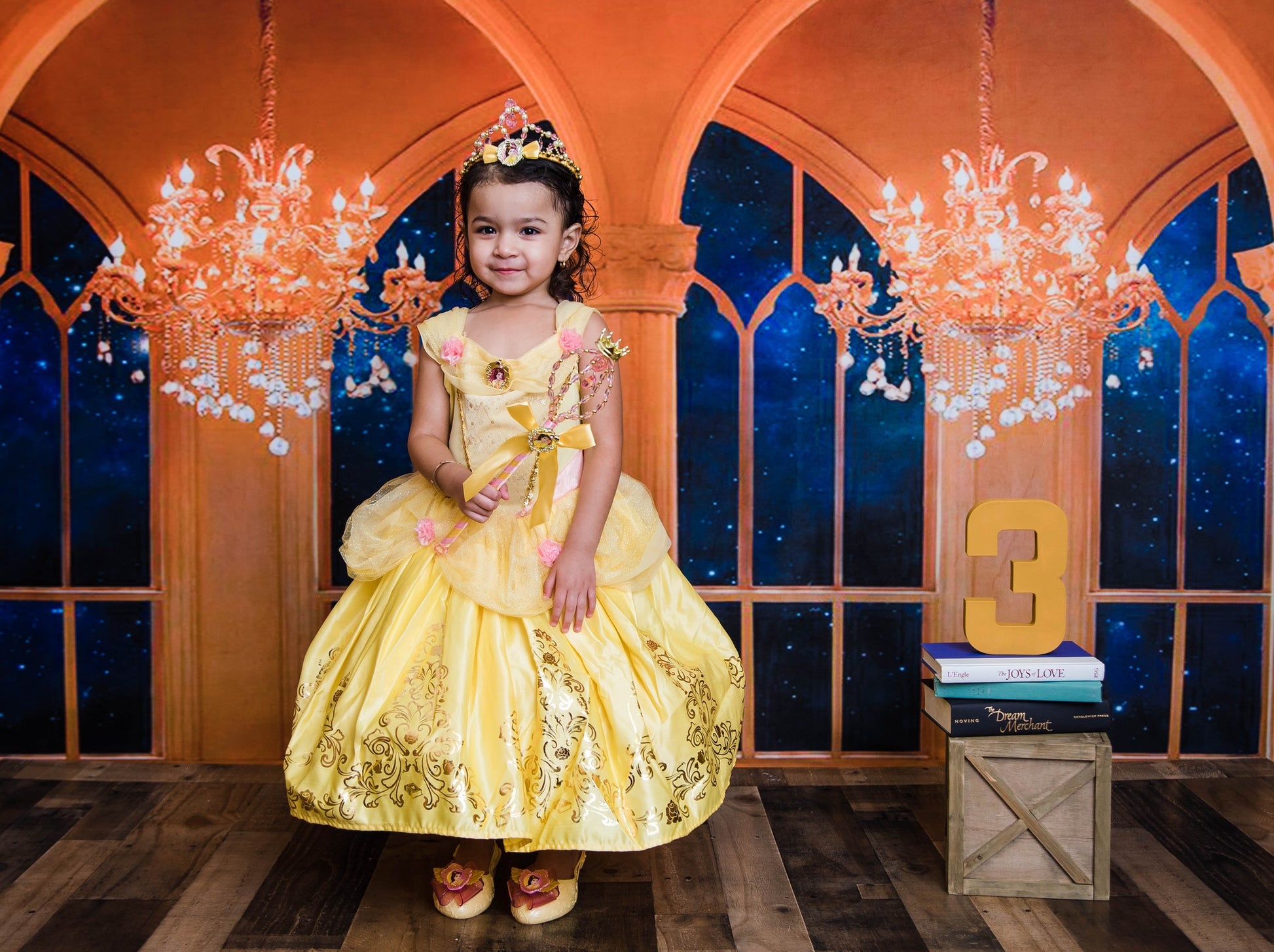 Kate窓のシャンデリアの背景JS Photography