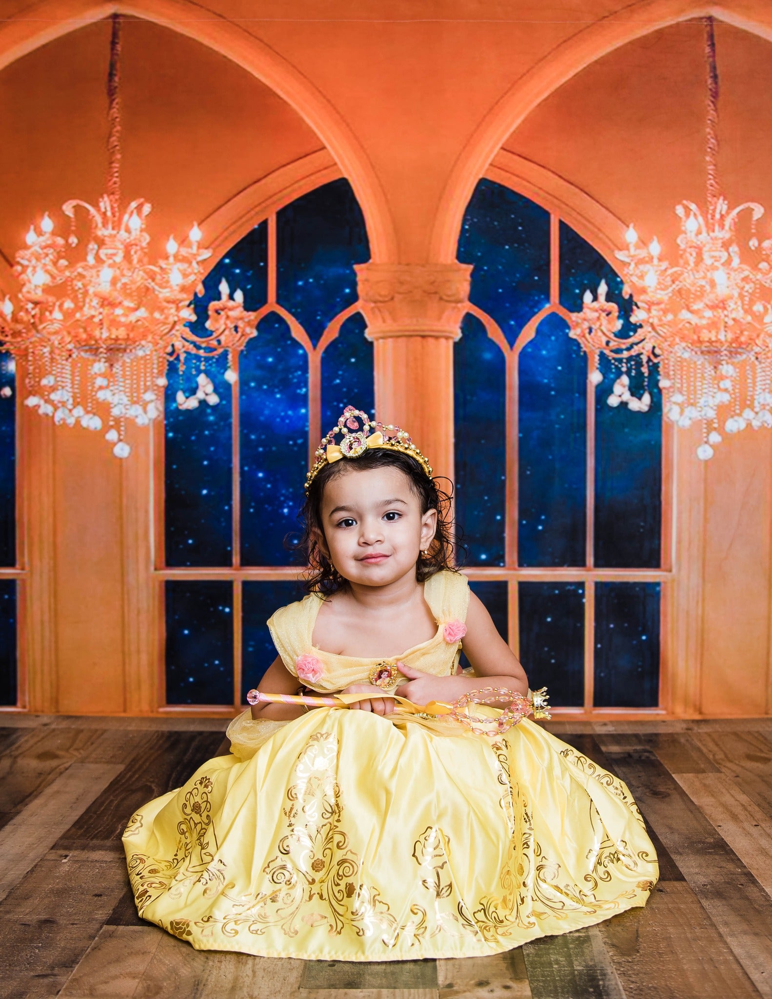 Kate窓のシャンデリアの背景JS Photography