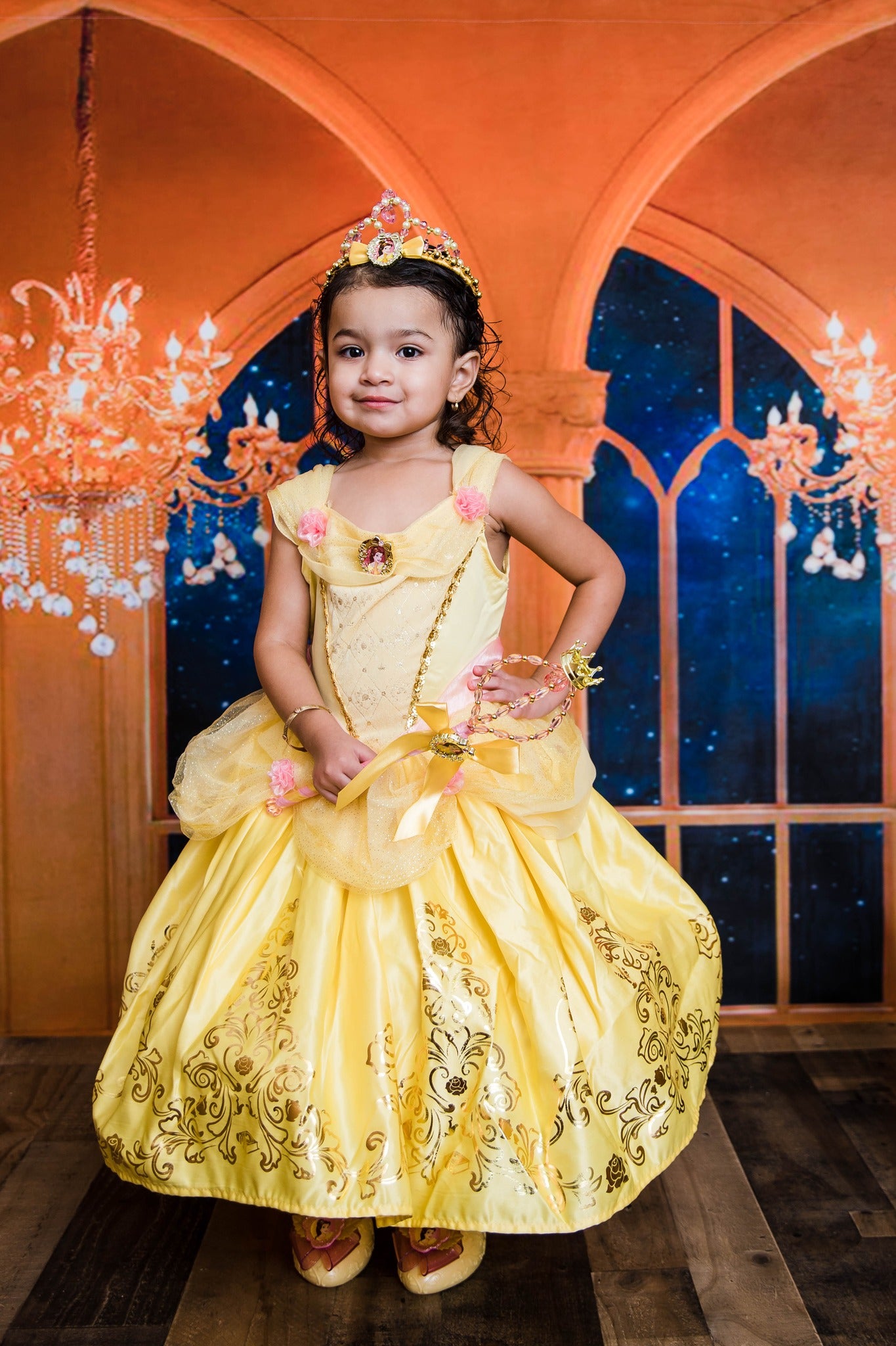 Kate窓のシャンデリアの背景JS Photography