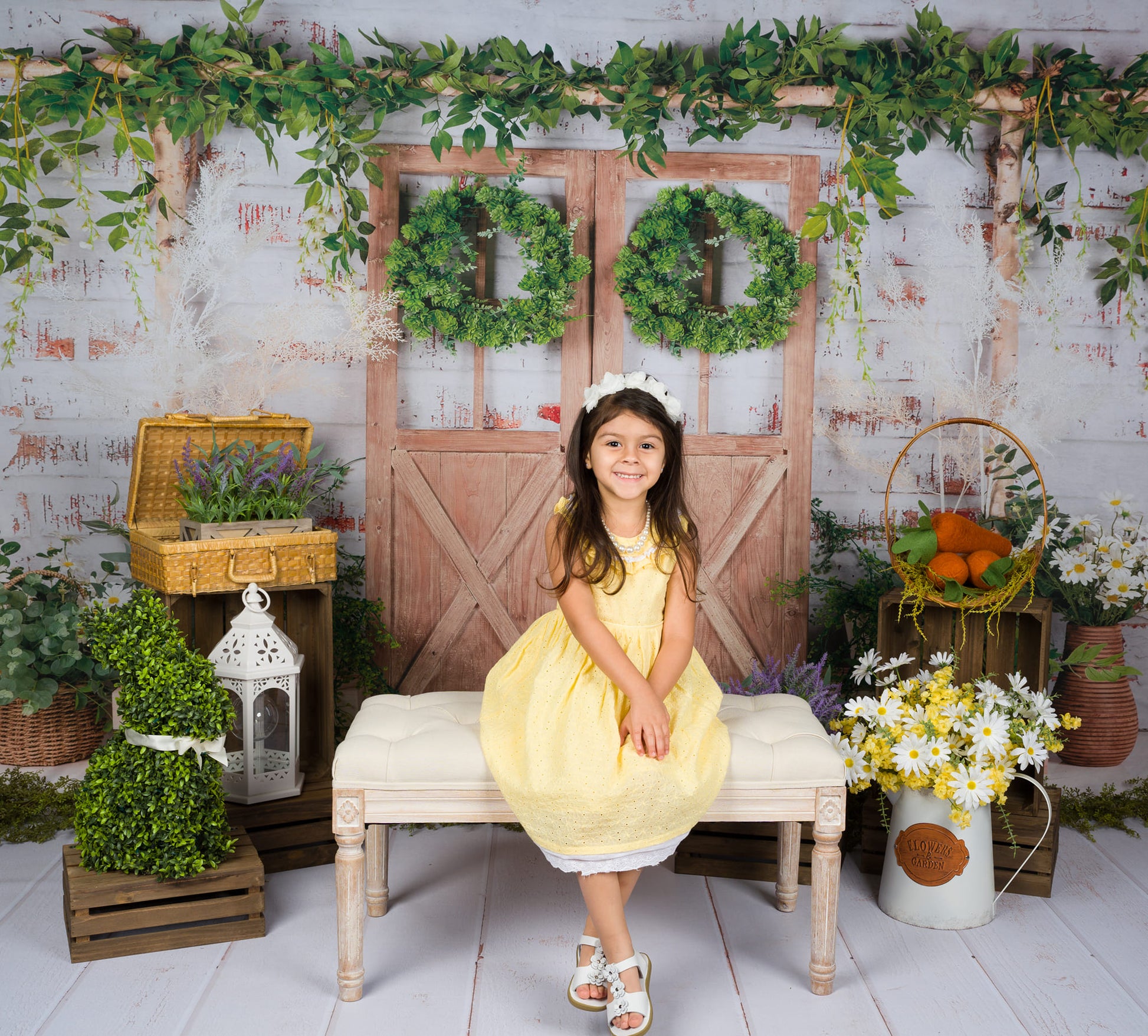 Kate 春の緑の植物の納屋のドアの背景